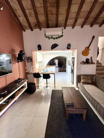 Aimargues, village idéalement situé à 20 min de la mer, de Nîmes et de Montpellier,  avec un accès rapide à l'autoroute.
Venez découvrir cette maison de village 3 chambres avec cour interieure au rez-de-chaussée, une grande cuisine entièrement rénovée, séjour 
Au 1er, 2 chambres et salle d'eau
Au 2ème, une grande pièce pouvant etre aménagée en suite parentale ou autre 
Beaucoup de cachet et d'authenticité pour cette maison stationnement à proximité 
Tres fort potentiel qui laisse libre votre imagination. 
A visiter sans tardé