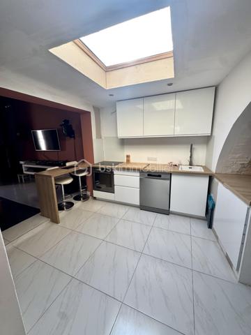 Aimargues, village idéalement situé à 20 min de la mer, de Nîmes et de Montpellier,  avec un accès rapide à l'autoroute.
Venez découvrir cette maison de village 3 chambres avec cour interieure au rez-de-chaussée, une grande cuisine entièrement rénovée, séjour 
Au 1er, 2 chambres et salle d'eau
Au 2ème, une grande pièce pouvant etre aménagée en suite parentale ou autre 
Beaucoup de cachet et d'authenticité pour cette maison stationnement à proximité 
Tres fort potentiel qui laisse libre votre imagination. 
A visiter sans tardé