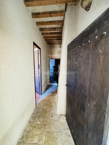 Aimargues, village idéalement situé à 20 min de la mer, de Nîmes et de Montpellier,  avec un accès rapide à l'autoroute.
Venez découvrir cette maison de village 3 chambres avec cour interieure au rez-de-chaussée, une grande cuisine entièrement rénovée, séjour 
Au 1er, 2 chambres et salle d'eau
Au 2ème, une grande pièce pouvant etre aménagée en suite parentale ou autre 
Beaucoup de cachet et d'authenticité pour cette maison stationnement à proximité 
Tres fort potentiel qui laisse libre votre imagination. 
A visiter sans tardé