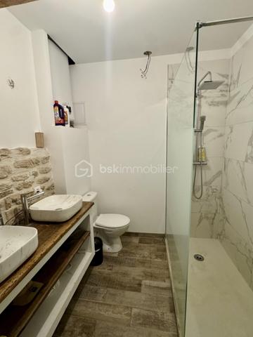 Aimargues, village idéalement situé à 20 min de la mer, de Nîmes et de Montpellier,  avec un accès rapide à l'autoroute.
Venez découvrir cette maison de village 3 chambres avec cour interieure au rez-de-chaussée, une grande cuisine entièrement rénovée, séjour 
Au 1er, 2 chambres et salle d'eau
Au 2ème, une grande pièce pouvant etre aménagée en suite parentale ou autre 
Beaucoup de cachet et d'authenticité pour cette maison stationnement à proximité 
Tres fort potentiel qui laisse libre votre imagination. 
A visiter sans tardé