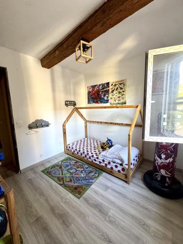 Aimargues, village idéalement situé à 20 min de la mer, de Nîmes et de Montpellier,  avec un accès rapide à l'autoroute.
Venez découvrir cette maison de village 3 chambres avec cour interieure au rez-de-chaussée, une grande cuisine entièrement rénovée, séjour 
Au 1er, 2 chambres et salle d'eau
Au 2ème, une grande pièce pouvant etre aménagée en suite parentale ou autre 
Beaucoup de cachet et d'authenticité pour cette maison stationnement à proximité 
Tres fort potentiel qui laisse libre votre imagination. 
A visiter sans tardé