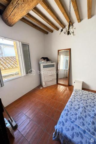Aimargues, village idéalement situé à 20 min de la mer, de Nîmes et de Montpellier,  avec un accès rapide à l'autoroute.
Venez découvrir cette maison de village 3 chambres avec cour interieure au rez-de-chaussée, une grande cuisine entièrement rénovée, séjour 
Au 1er, 2 chambres et salle d'eau
Au 2ème, une grande pièce pouvant etre aménagée en suite parentale ou autre 
Beaucoup de cachet et d'authenticité pour cette maison stationnement à proximité 
Tres fort potentiel qui laisse libre votre imagination. 
A visiter sans tardé