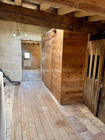 Aimargues, village idéalement situé à 20 min de la mer, de Nîmes et de Montpellier,  avec un accès rapide à l'autoroute.
Venez découvrir cette maison de village 3 chambres avec cour interieure au rez-de-chaussée, une grande cuisine entièrement rénovée, séjour 
Au 1er, 2 chambres et salle d'eau
Au 2ème, une grande pièce pouvant etre aménagée en suite parentale ou autre 
Beaucoup de cachet et d'authenticité pour cette maison stationnement à proximité 
Tres fort potentiel qui laisse libre votre imagination. 
A visiter sans tardé
