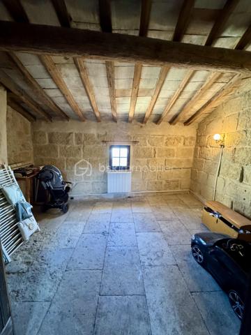 Aimargues, village idéalement situé à 20 min de la mer, de Nîmes et de Montpellier,  avec un accès rapide à l'autoroute.
Venez découvrir cette maison de village 3 chambres avec cour interieure au rez-de-chaussée, une grande cuisine entièrement rénovée, séjour 
Au 1er, 2 chambres et salle d'eau
Au 2ème, une grande pièce pouvant etre aménagée en suite parentale ou autre 
Beaucoup de cachet et d'authenticité pour cette maison stationnement à proximité 
Tres fort potentiel qui laisse libre votre imagination. 
A visiter sans tardé
