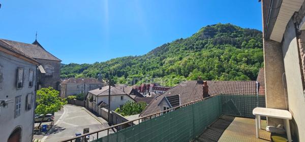 Appartement à vendre avec grand balcon et vue dégagée - quartier calme de Salins-Les-Bains