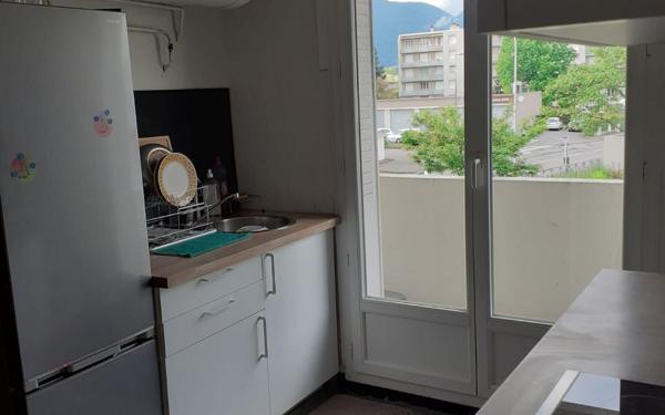 Appartement à louer    4 pièces • 10 m2 Saint-Martin-d'Hères