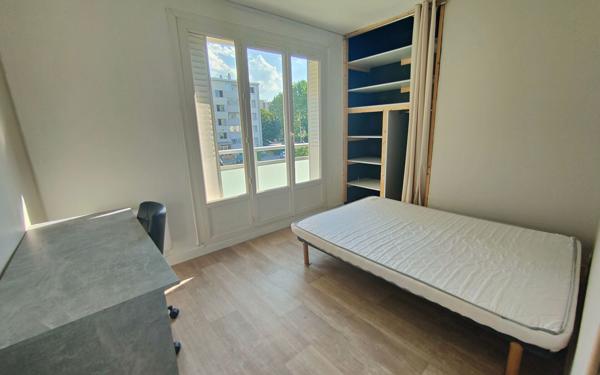 Appartement à louer    4 pièces • 10 m2 Saint-Martin-d'Hères