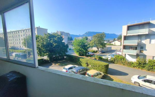 Appartement à louer    4 pièces • 10 m2 Saint-Martin-d'Hères