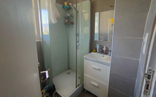 Appartement à louer    4 pièces • 10 m2 Saint-Martin-d'Hères