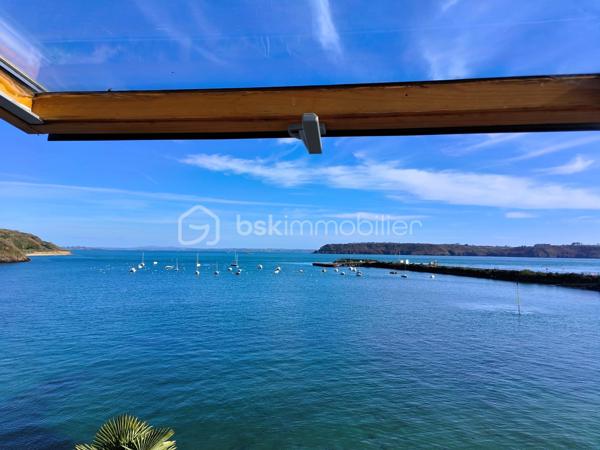 Certaines maisons offrent bien plus qu'un lieu de vie. Elles offrent un panorama, une histoire et une atmosphère.

Face au Goulet de Brest, cette propriété bénéficie d'une situation privilégiée avec une vue remarquable sur la rade, la Pointe des Espagnols jusqu'aux reliefs du Menez-Hom. Un paysage vivant dont les couleurs évoluent au rythme des marées, des saisons et du passage des navires.

Chargée d’histoire et véritable lieu de vie emblématique de la rade de Brest, cette propriété a traversé les décennies en préservant son caractère et son authenticité. 

Édifiée sur un terrain paysager soigneusement aménagé, elle se compose d'une habitation principale d'environ 234 m² habitables et d'une seconde maison indépendante d'environ 122 m², offrant de multiples possibilités pour accueillir famille et amis ou développer un projet locatif.

Dès l'entrée, les volumes et la luminosité donnent le ton. Quelques marches conduisent à une magnifique pièce de réception. Baignée de lumière, elle séduit par sa belle hauteur sous plafond, son remarquable poêle de masse en céramique et son ouverture sur une terrasse couverte tournée vers la mer. Un lieu chaleureux où l'intérieur et l'extérieur semblent ne faire qu'un.

La cuisine aménagée et équipée profite elle aussi de cette vue exceptionnelle sur le Goulet de Brest. Une arrière-cuisine, une buanderie ainsi qu’une cave complètent ce niveau.

À l'étage, cinq chambres et un bureau accueillent famille et invités dans un cadre privilégié. Quatre des chambres bénéficient d'une vue directe sur la mer et les paysages emblématiques de la rade. Deux salles d'eau complètent cet espace nuit.

Sous les toits, un plateau d'environ 70 m² de surface utile offre un potentiel remarquable. Déjà isolé et doté d'un plancher et de nombreux rangements, il pourra accueillir selon vos envies un espace de détente, un atelier, un bureau ou des chambres supplémentaires. Une des fenêtres de toit, d’un grand format, offre une vue spectaculaire.

La seconde habitation indépendante séduit par son atmosphère chaleureuse. Elle comprend une cuisine aménagée et équipée en bois, ouverte sur une belle pièce de vie agrémentée d'une cheminée avec insert. Une mezzanine, une chambre dotée d’une salle de bains ainsi que deux autres chambres avec vue mer seront des espaces complémentaires à aménager. Elle conviendra parfaitement pour recevoir des proches ou envisager une activité de location saisonnière ou annuelle.

À l'extérieur, le jardin paysager, les serres, les terrasses composent un environnement paisible et préservé. Ici, la mer accompagne le quotidien et offre chaque jour un spectacle différent.

Une propriété rare sur le marché brestois, alliant caractère, volumes, potentiel et situation exceptionnelle face à l'un des plus beaux panoramas de la rade de Brest.
.