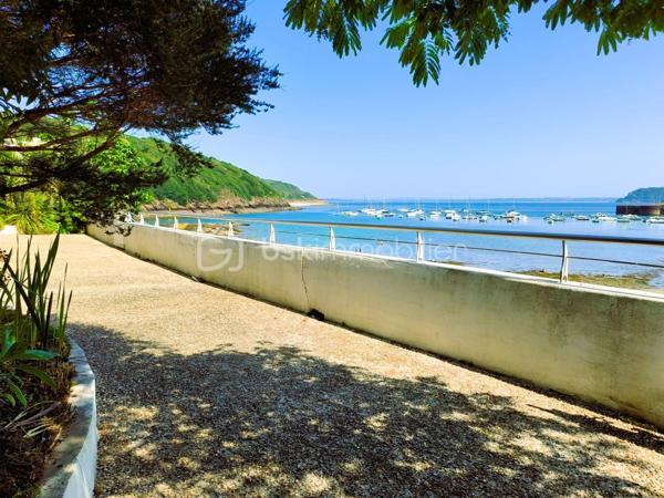 Certaines maisons offrent bien plus qu'un lieu de vie. Elles offrent un panorama, une histoire et une atmosphère.

Face au Goulet de Brest, cette propriété bénéficie d'une situation privilégiée avec une vue remarquable sur la rade, la Pointe des Espagnols jusqu'aux reliefs du Menez-Hom. Un paysage vivant dont les couleurs évoluent au rythme des marées, des saisons et du passage des navires.

Chargée d’histoire et véritable lieu de vie emblématique de la rade de Brest, cette propriété a traversé les décennies en préservant son caractère et son authenticité. 

Édifiée sur un terrain paysager soigneusement aménagé, elle se compose d'une habitation principale d'environ 234 m² habitables et d'une seconde maison indépendante d'environ 122 m², offrant de multiples possibilités pour accueillir famille et amis ou développer un projet locatif.

Dès l'entrée, les volumes et la luminosité donnent le ton. Quelques marches conduisent à une magnifique pièce de réception. Baignée de lumière, elle séduit par sa belle hauteur sous plafond, son remarquable poêle de masse en céramique et son ouverture sur une terrasse couverte tournée vers la mer. Un lieu chaleureux où l'intérieur et l'extérieur semblent ne faire qu'un.

La cuisine aménagée et équipée profite elle aussi de cette vue exceptionnelle sur le Goulet de Brest. Une arrière-cuisine, une buanderie ainsi qu’une cave complètent ce niveau.

À l'étage, cinq chambres et un bureau accueillent famille et invités dans un cadre privilégié. Quatre des chambres bénéficient d'une vue directe sur la mer et les paysages emblématiques de la rade. Deux salles d'eau complètent cet espace nuit.

Sous les toits, un plateau d'environ 70 m² de surface utile offre un potentiel remarquable. Déjà isolé et doté d'un plancher et de nombreux rangements, il pourra accueillir selon vos envies un espace de détente, un atelier, un bureau ou des chambres supplémentaires. Une des fenêtres de toit, d’un grand format, offre une vue spectaculaire.

La seconde habitation indépendante séduit par son atmosphère chaleureuse. Elle comprend une cuisine aménagée et équipée en bois, ouverte sur une belle pièce de vie agrémentée d'une cheminée avec insert. Une mezzanine, une chambre dotée d’une salle de bains ainsi que deux autres chambres avec vue mer seront des espaces complémentaires à aménager. Elle conviendra parfaitement pour recevoir des proches ou envisager une activité de location saisonnière ou annuelle.

À l'extérieur, le jardin paysager, les serres, les terrasses composent un environnement paisible et préservé. Ici, la mer accompagne le quotidien et offre chaque jour un spectacle différent.

Une propriété rare sur le marché brestois, alliant caractère, volumes, potentiel et situation exceptionnelle face à l'un des plus beaux panoramas de la rade de Brest.
.
