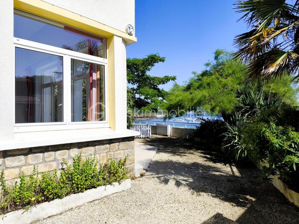 Certaines maisons offrent bien plus qu'un lieu de vie. Elles offrent un panorama, une histoire et une atmosphère.

Face au Goulet de Brest, cette propriété bénéficie d'une situation privilégiée avec une vue remarquable sur la rade, la Pointe des Espagnols jusqu'aux reliefs du Menez-Hom. Un paysage vivant dont les couleurs évoluent au rythme des marées, des saisons et du passage des navires.

Chargée d’histoire et véritable lieu de vie emblématique de la rade de Brest, cette propriété a traversé les décennies en préservant son caractère et son authenticité. 

Édifiée sur un terrain paysager soigneusement aménagé, elle se compose d'une habitation principale d'environ 234 m² habitables et d'une seconde maison indépendante d'environ 122 m², offrant de multiples possibilités pour accueillir famille et amis ou développer un projet locatif.

Dès l'entrée, les volumes et la luminosité donnent le ton. Quelques marches conduisent à une magnifique pièce de réception. Baignée de lumière, elle séduit par sa belle hauteur sous plafond, son remarquable poêle de masse en céramique et son ouverture sur une terrasse couverte tournée vers la mer. Un lieu chaleureux où l'intérieur et l'extérieur semblent ne faire qu'un.

La cuisine aménagée et équipée profite elle aussi de cette vue exceptionnelle sur le Goulet de Brest. Une arrière-cuisine, une buanderie ainsi qu’une cave complètent ce niveau.

À l'étage, cinq chambres et un bureau accueillent famille et invités dans un cadre privilégié. Quatre des chambres bénéficient d'une vue directe sur la mer et les paysages emblématiques de la rade. Deux salles d'eau complètent cet espace nuit.

Sous les toits, un plateau d'environ 70 m² de surface utile offre un potentiel remarquable. Déjà isolé et doté d'un plancher et de nombreux rangements, il pourra accueillir selon vos envies un espace de détente, un atelier, un bureau ou des chambres supplémentaires. Une des fenêtres de toit, d’un grand format, offre une vue spectaculaire.

La seconde habitation indépendante séduit par son atmosphère chaleureuse. Elle comprend une cuisine aménagée et équipée en bois, ouverte sur une belle pièce de vie agrémentée d'une cheminée avec insert. Une mezzanine, une chambre dotée d’une salle de bains ainsi que deux autres chambres avec vue mer seront des espaces complémentaires à aménager. Elle conviendra parfaitement pour recevoir des proches ou envisager une activité de location saisonnière ou annuelle.

À l'extérieur, le jardin paysager, les serres, les terrasses composent un environnement paisible et préservé. Ici, la mer accompagne le quotidien et offre chaque jour un spectacle différent.

Une propriété rare sur le marché brestois, alliant caractère, volumes, potentiel et situation exceptionnelle face à l'un des plus beaux panoramas de la rade de Brest.
.