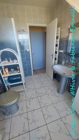 Pavillon sur sous-sol, avec piscine et dépendance