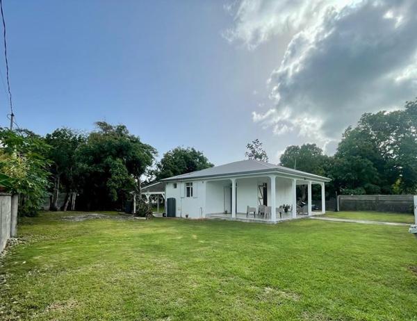 A LOUER A SAINTE ANNE  JOLIE VILLA T3 MEUBLEE SUR TERRAIN CLOTUREE ET ARBOREE DE 800 M² .