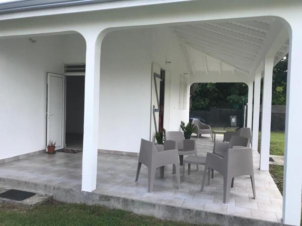 A LOUER A SAINTE ANNE  JOLIE VILLA T3 MEUBLEE SUR TERRAIN CLOTUREE ET ARBOREE DE 800 M² .