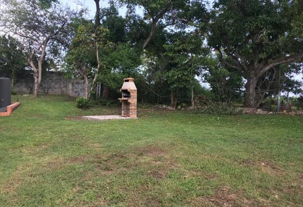 A LOUER A SAINTE ANNE  JOLIE VILLA T3 MEUBLEE SUR TERRAIN CLOTUREE ET ARBOREE DE 800 M² .