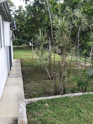 A LOUER A SAINTE ANNE  JOLIE VILLA T3 MEUBLEE SUR TERRAIN CLOTUREE ET ARBOREE DE 800 M² .