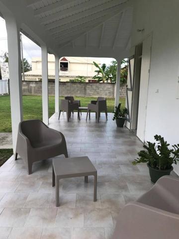 A LOUER A SAINTE ANNE  JOLIE VILLA T3 MEUBLEE SUR TERRAIN CLOTUREE ET ARBOREE DE 800 M² .