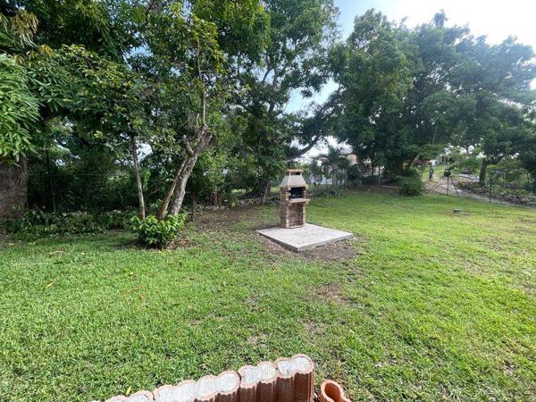 A LOUER A SAINTE ANNE  JOLIE VILLA T3 MEUBLEE SUR TERRAIN CLOTUREE ET ARBOREE DE 800 M² .