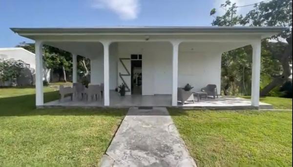 A LOUER A SAINTE ANNE  JOLIE VILLA T3 MEUBLEE SUR TERRAIN CLOTUREE ET ARBOREE DE 800 M² .