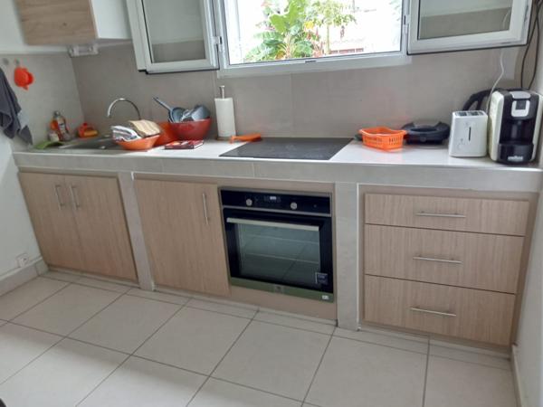A LOUER A SAINTE ANNE  JOLIE VILLA T3 MEUBLEE SUR TERRAIN CLOTUREE ET ARBOREE DE 800 M² .