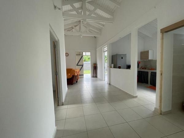 A LOUER A SAINTE ANNE  JOLIE VILLA T3 MEUBLEE SUR TERRAIN CLOTUREE ET ARBOREE DE 800 M² .