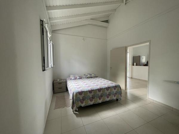A LOUER A SAINTE ANNE  JOLIE VILLA T3 MEUBLEE SUR TERRAIN CLOTUREE ET ARBOREE DE 800 M² .