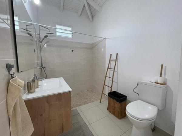 A LOUER A SAINTE ANNE  JOLIE VILLA T3 MEUBLEE SUR TERRAIN CLOTUREE ET ARBOREE DE 800 M² .