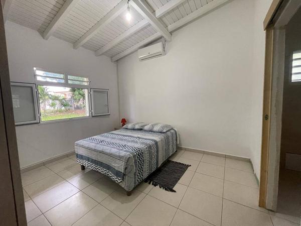 A LOUER A SAINTE ANNE  JOLIE VILLA T3 MEUBLEE SUR TERRAIN CLOTUREE ET ARBOREE DE 800 M² .