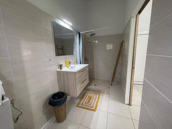 A LOUER A SAINTE ANNE  JOLIE VILLA T3 MEUBLEE SUR TERRAIN CLOTUREE ET ARBOREE DE 800 M² .
