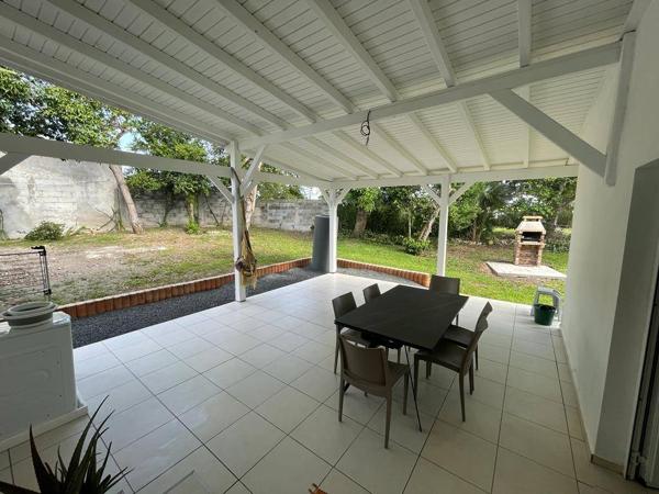 A LOUER A SAINTE ANNE  JOLIE VILLA T3 MEUBLEE SUR TERRAIN CLOTUREE ET ARBOREE DE 800 M² .