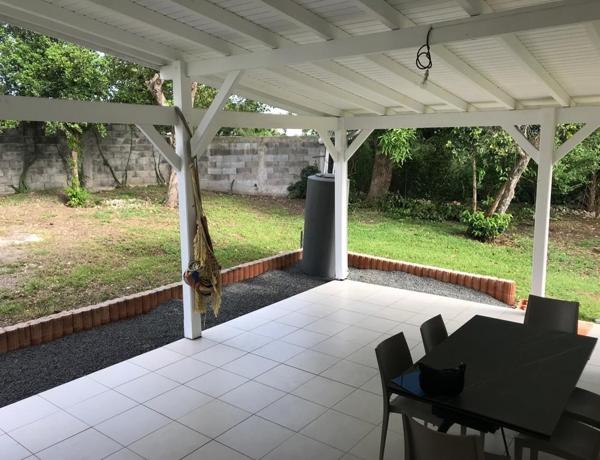 A LOUER A SAINTE ANNE  JOLIE VILLA T3 MEUBLEE SUR TERRAIN CLOTUREE ET ARBOREE DE 800 M² .