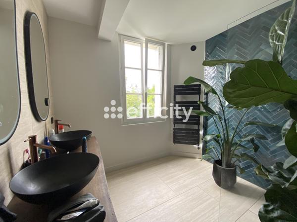 Maison
         5 pièces
        - 132 m² Bien prestige 599 000 € *