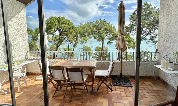Cap Ferret en 1ère ligne, superbe appartement d’architecte en prise directe avec le bassin