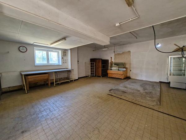 Ensemble immobilier composé d'un local commercial, d'un appartement à réhabiliter et d'une vaste dépendance