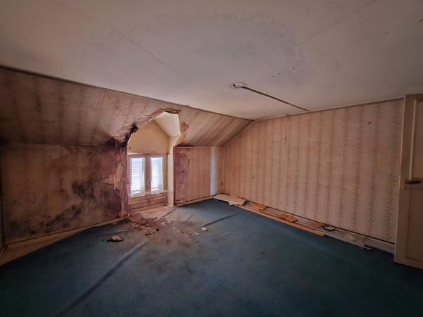 Ensemble immobilier composé d'un local commercial, d'un appartement à réhabiliter et d'une vaste dépendance