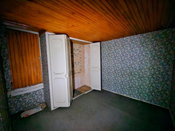 Ensemble immobilier composé d'un local commercial, d'un appartement à réhabiliter et d'une vaste dépendance