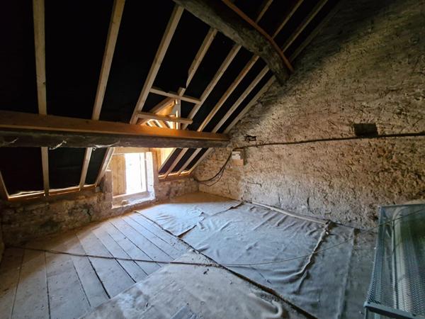 Ensemble immobilier composé d'un local commercial, d'un appartement à réhabiliter et d'une vaste dépendance