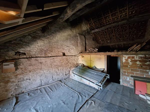 Ensemble immobilier composé d'un local commercial, d'un appartement à réhabiliter et d'une vaste dépendance