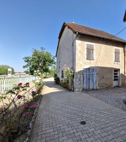 Ensemble immobilier composé d'un local commercial, d'un appartement à réhabiliter et d'une vaste dépendance