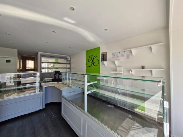 Ensemble immobilier composé d'un local commercial, d'un appartement à réhabiliter et d'une vaste dépendance