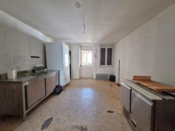 Ensemble immobilier composé d'un local commercial, d'un appartement à réhabiliter et d'une vaste dépendance