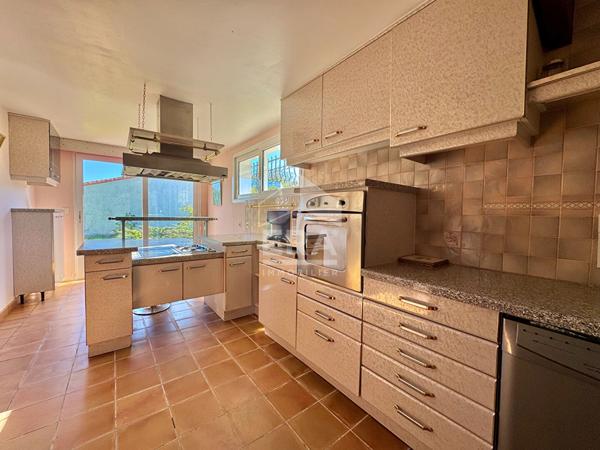 À 900 m de Pontaillac : Maison atypique avec terrain constructible en sus