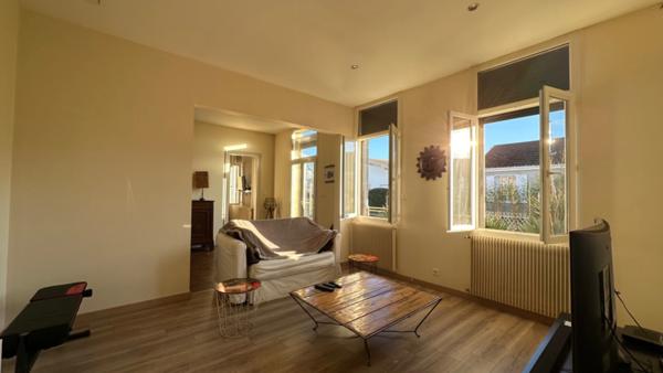 LACANAU Centre-ville : Echoppe 5 pièces 3 chambres de 135 m2 sur 490 m2 de terrain avec Terrasse couverte, piscine, abri et dépendance