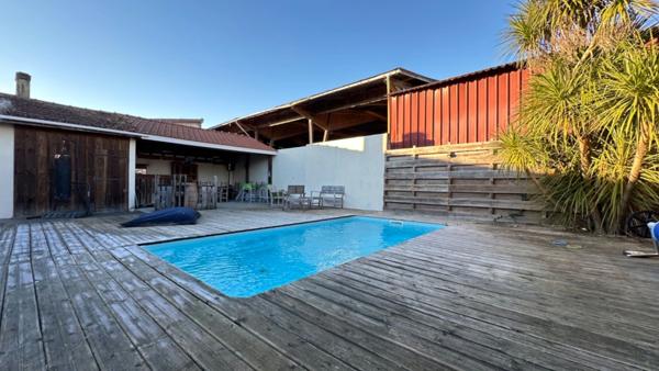 LACANAU Centre-ville : Echoppe 5 pièces 3 chambres de 135 m2 sur 490 m2 de terrain avec Terrasse couverte, piscine, abri et dépendance