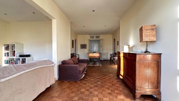 LACANAU Centre-ville : Echoppe 5 pièces 3 chambres de 135 m2 sur 490 m2 de terrain avec Terrasse couverte, piscine, abri et dépendance