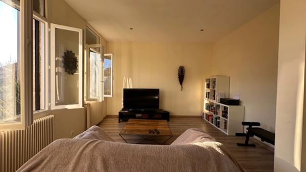 LACANAU Centre-ville : Echoppe 5 pièces 3 chambres de 135 m2 sur 490 m2 de terrain avec Terrasse couverte, piscine, abri et dépendance