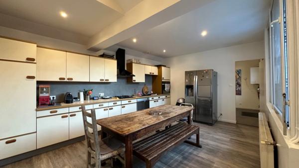 LACANAU Centre-ville : Echoppe 5 pièces 3 chambres de 135 m2 sur 490 m2 de terrain avec Terrasse couverte, piscine, abri et dépendance