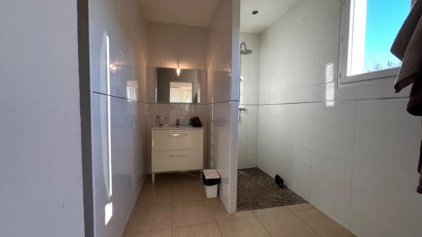 LACANAU Centre-ville : Echoppe 5 pièces 3 chambres de 135 m2 sur 490 m2 de terrain avec Terrasse couverte, piscine, abri et dépendance