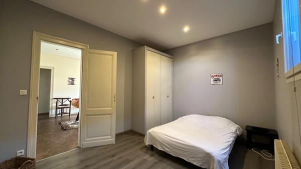 LACANAU Centre-ville : Echoppe 5 pièces 3 chambres de 135 m2 sur 490 m2 de terrain avec Terrasse couverte, piscine, abri et dépendance